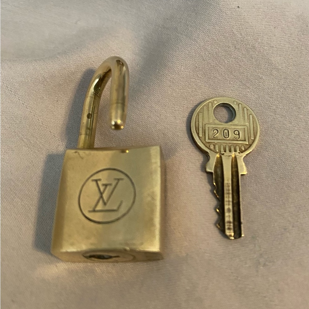 Louis Vuitton Vintage 209 Lock and Key